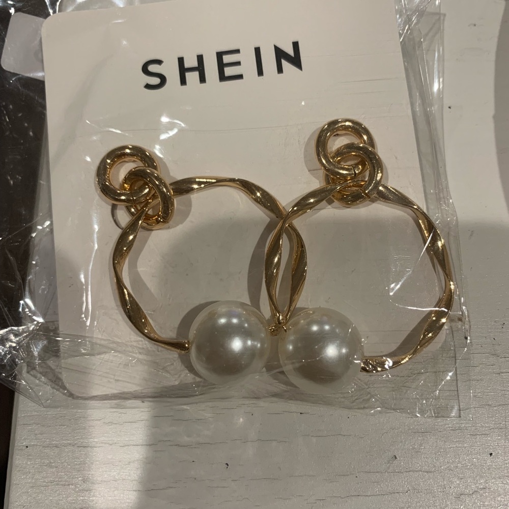 BRAND NEW Gold hoop and pearl earrings